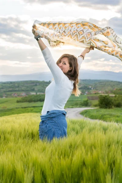 La muchacha a la moda en el campo de trigo —  Fotos de Stock