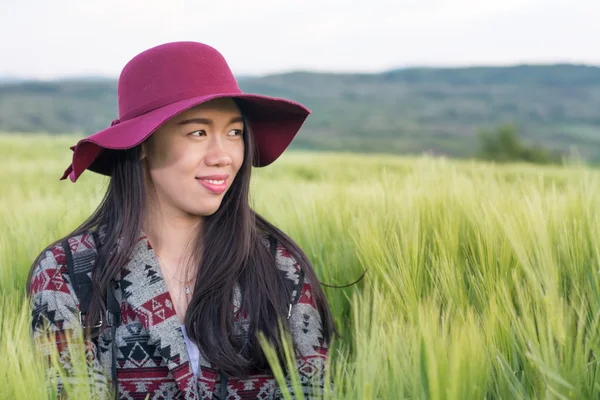 Mujer en un campo de trigo —  Fotos de Stock