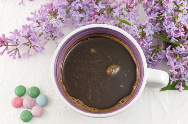 Kopje koffie en het voorjaar bloemen — Stockfoto