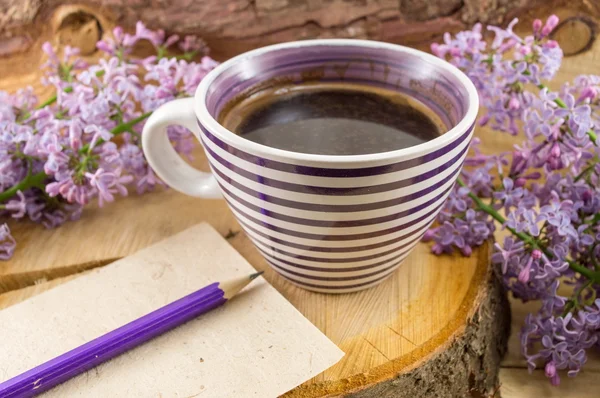 Чашка кави та весняних квітів — стокове фото