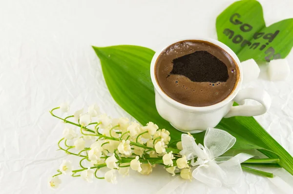 Tasse Kaffee und Lilienblüten — Stockfoto