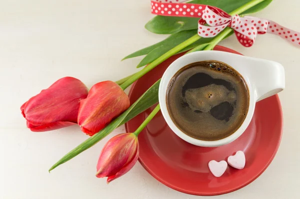 Rote Tulpen mit einer Tasse Kaffee — Stockfoto