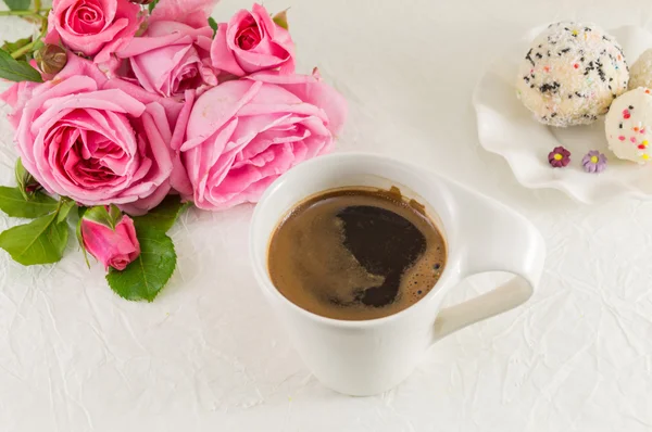 Рожеві троянди і чашка кави — стокове фото