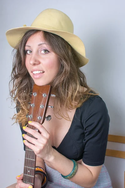 Aantrekkelijke vrouw met een gitaar — Stockfoto