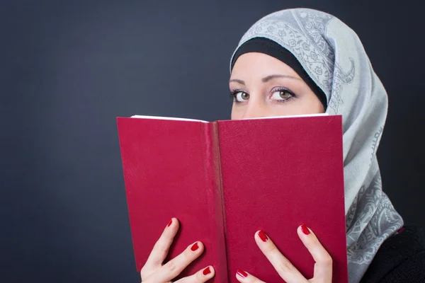Мусульманка с книгой — стоковое фото