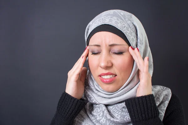Мусульманка с головной болью — стоковое фото