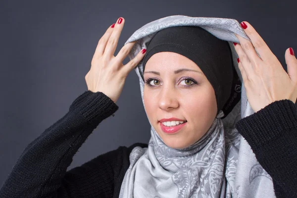 Muslimische Frau korrigiert ihr Kopftuch — Stockfoto