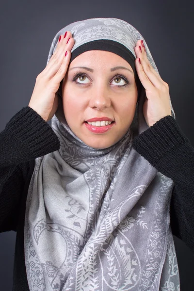 Muslimische Frau korrigiert ihr Kopftuch — Stockfoto