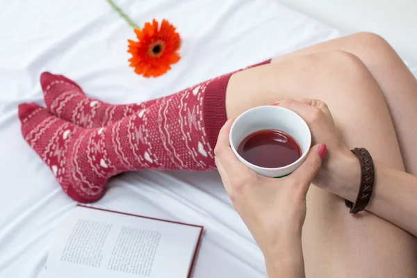 Donna con tazza di tè a letto — Foto Stock