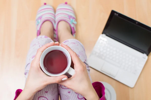 Woman having a cup of tea — Stock Photo, Image