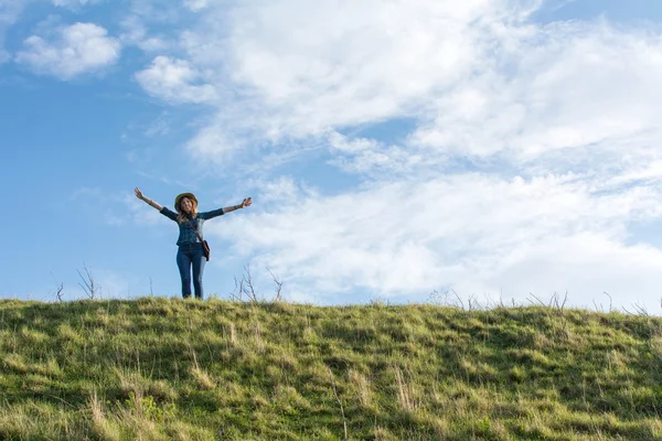 Caminhante feliz na colina — Fotografia de Stock