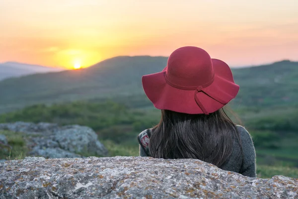 Женщина-туристка наслаждается закатом — стоковое фото