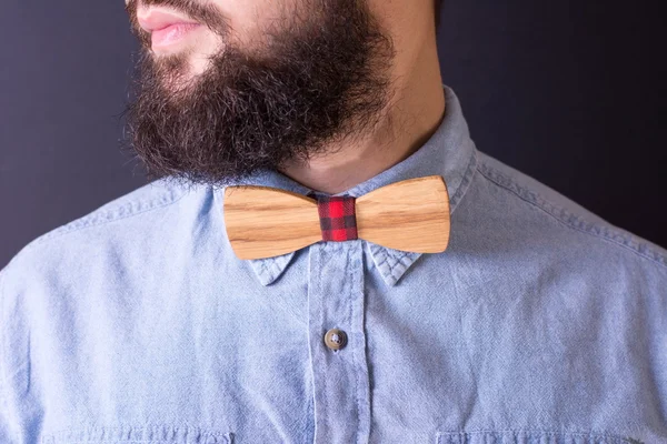 Homem barbudo com um laço de madeira — Fotografia de Stock