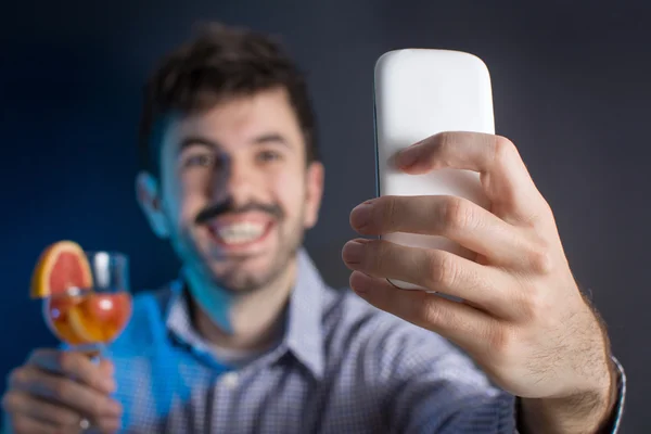 Homem louco fazendo uma selfie com um coquetel — Fotografia de Stock