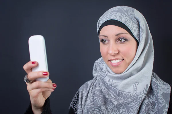 Muslim wanita dalam hijab membuat selfie — Stok Foto
