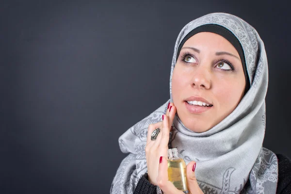 Muslim wanita dalam jilbab dengan parfum — Stok Foto