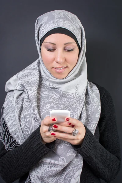 携帯電話をかざしてヒジャーブのイスラム教徒の女性 — ストック写真