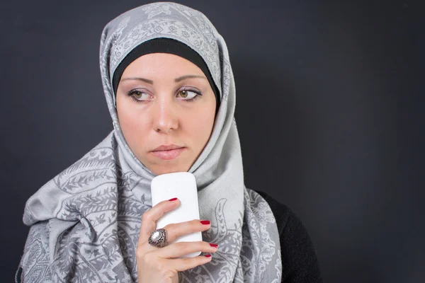 Muslimische Frau im Hidschab hält Handy in der Hand — Stockfoto