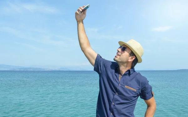 Man Taking Selfie With Smart Phone at the Beach — Stock Photo, Image