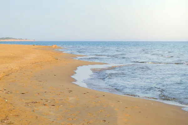 Lege strand met kalme zee. Zomervakantie — Stockfoto