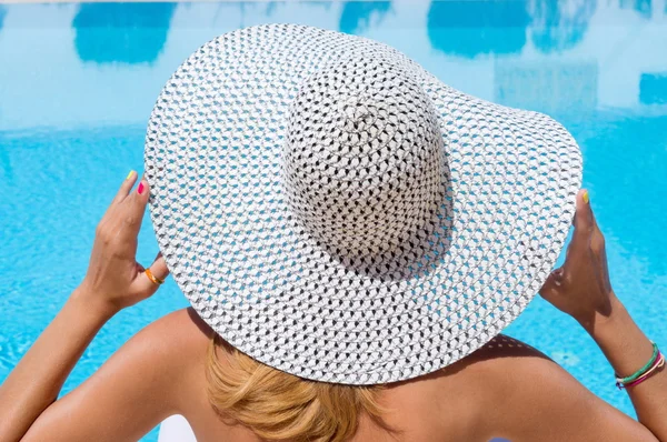 Žena s kloboukem na koupališti — Stock fotografie