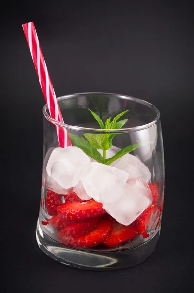 Jordgubbsjuice i ett krokiga dricksglas — Stockfoto