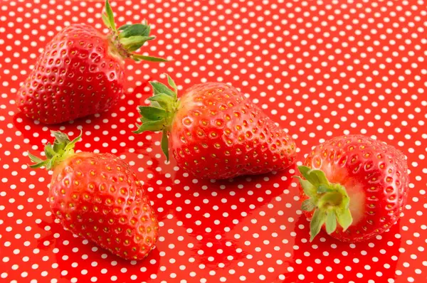 빨간 점선된 배경에 신선한 딸기 — 스톡 사진