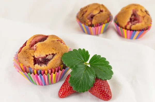 Magdalenas de fresa en un plato con fresas frescas — Foto de Stock