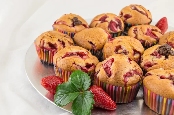 Strawberry muffins on a plate with fresh strawberries — Stock Photo, Image