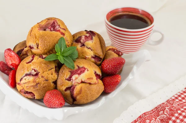 Muffins aux fraises dans une assiette aux fraises fraîches — Photo
