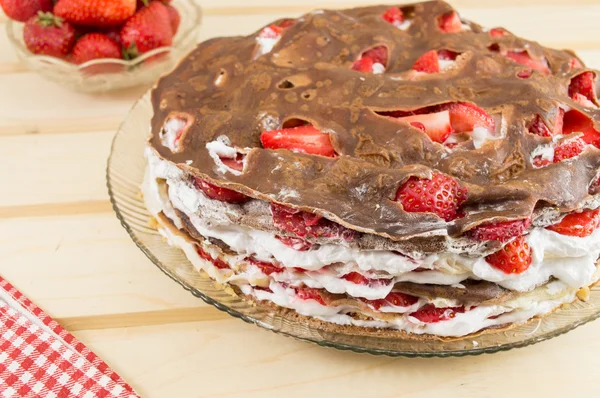 Gâteau aux fraises fait de crêpes sur une assiette — Photo