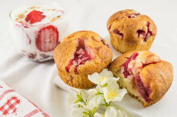 Muffins de morango e um parfait de morangos frescos — Fotografia de Stock