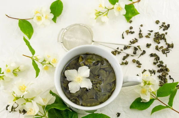 Зелений чай з листям жасмину в чашці — стокове фото