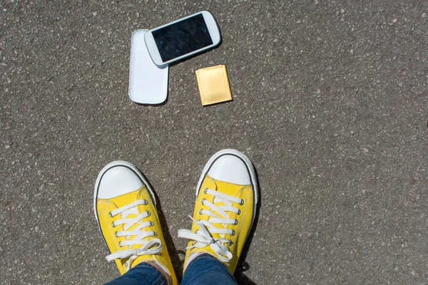 Szétszerelt smartphone előtt személy a földön — Stock Fotó