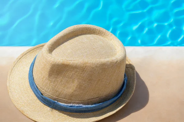 Straw hat by the pool — Stock Photo, Image
