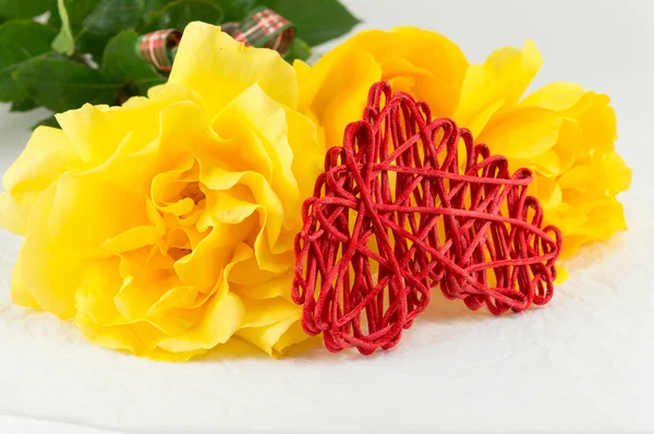 Rosas amarelas em flor cheia em uma mesa — Fotografia de Stock