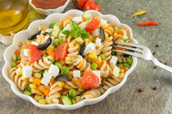 Macarrones servidos con verduras de queso y perejil —  Fotos de Stock