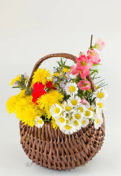 Cesta de flor feita de vime no fundo branco — Fotografia de Stock