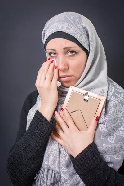 Muslimische Frau stöhnt über ein Foto — Stockfoto