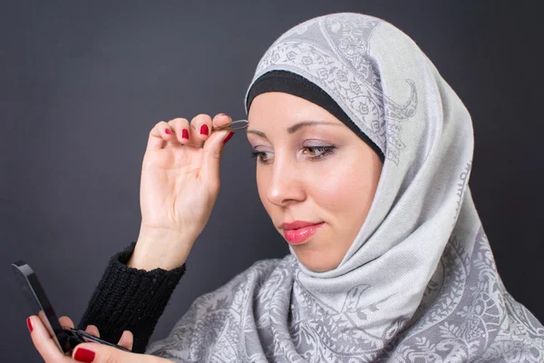 Mujer musulmana recogiendo cejas —  Fotos de Stock