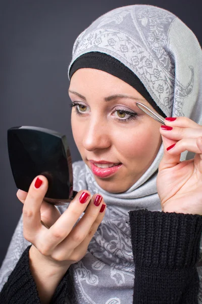 Wanita Muslim memetik alis — Stok Foto