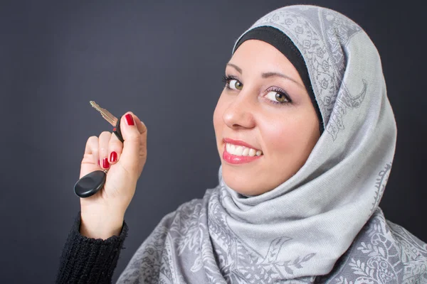 Muslimische Frau mit Autoschlüssel — Stockfoto