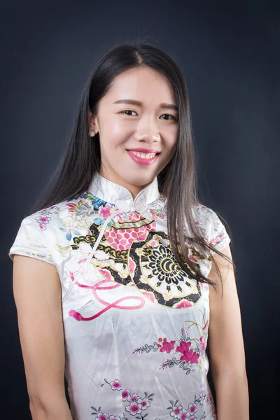 Portret pięknej młodej kobiety Azjatki w sukience — Zdjęcie stockowe
