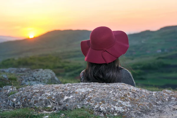 Female hiker enjoying sunset — Stock Photo, Image
