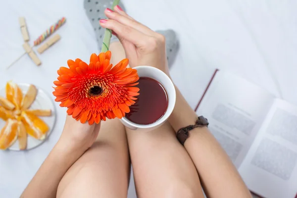 Mujer con taza de té en la cama —  Fotos de Stock