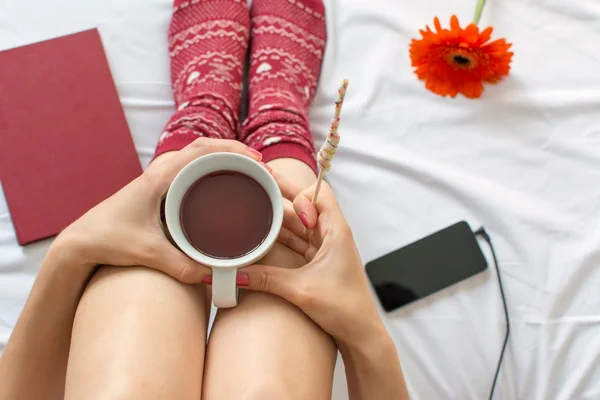 Donna con tazza di tè a letto — Foto Stock