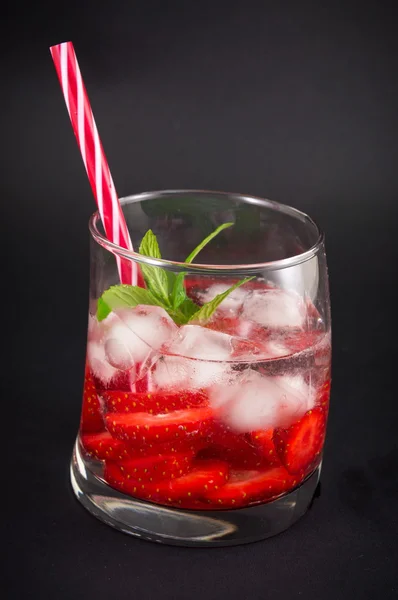 Jordgubbsjuice i ett krokiga dricksglas — Stockfoto