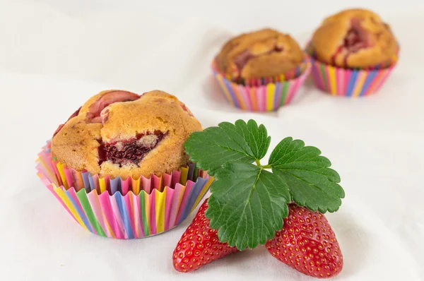 Strawberry muffins on a plate with fresh strawberries — Stock Photo, Image