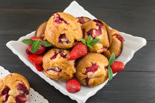 Aardbei muffins op een bord met verse aardbeien — Stockfoto