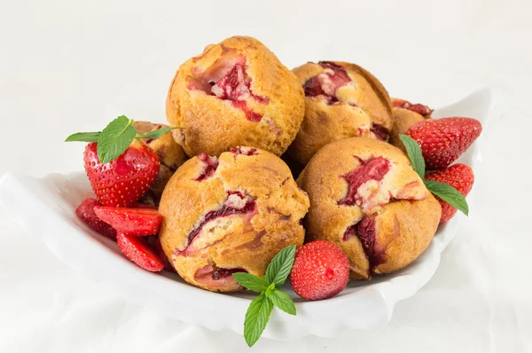 Strawberry muffins on a plate with fresh strawberries — Stock Photo, Image